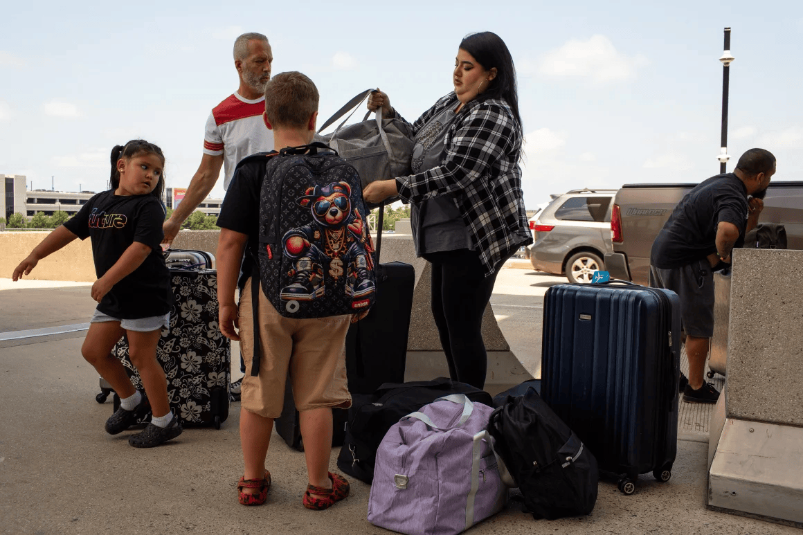 皇冠信用网代理出租
_一家人自愿被驱逐出美国:“留在这里是一场赌博”