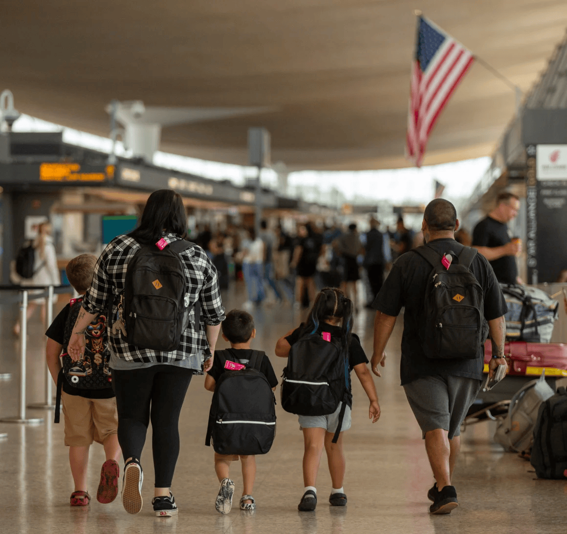 皇冠信用网代理出租
_一家人自愿被驱逐出美国:“留在这里是一场赌博”