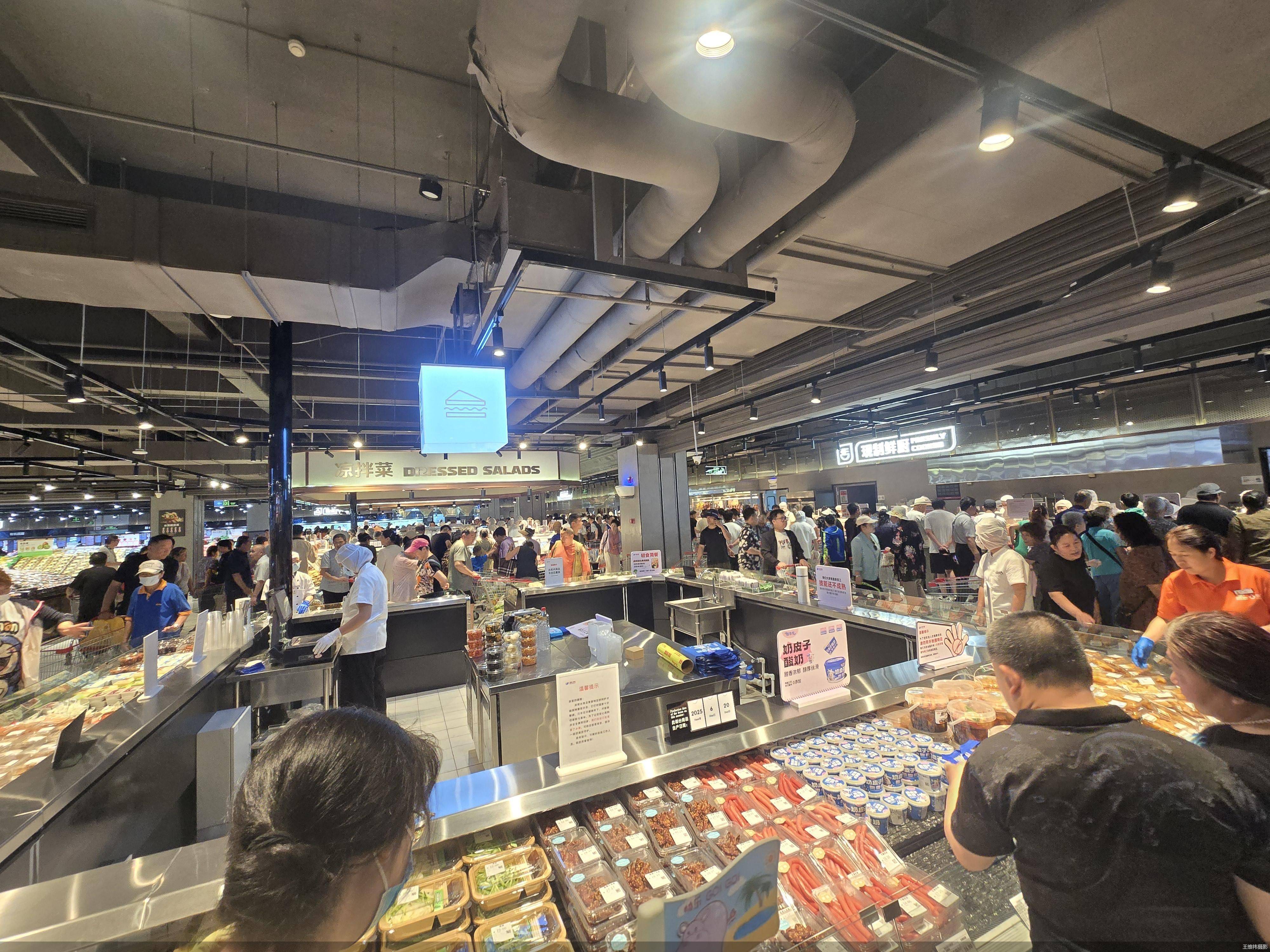 皇冠信用网在哪里开通_社零总额连续下降皇冠信用网在哪里开通，北京消费乏力了？ 专家:商品消费、服务消费综合性指标 更全面反映消费市场变化