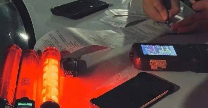 皇冠信用网登2代理_边骑车边喝啤酒解暑？北京交警：1438人“醉”上加罚皇冠信用网登2代理！