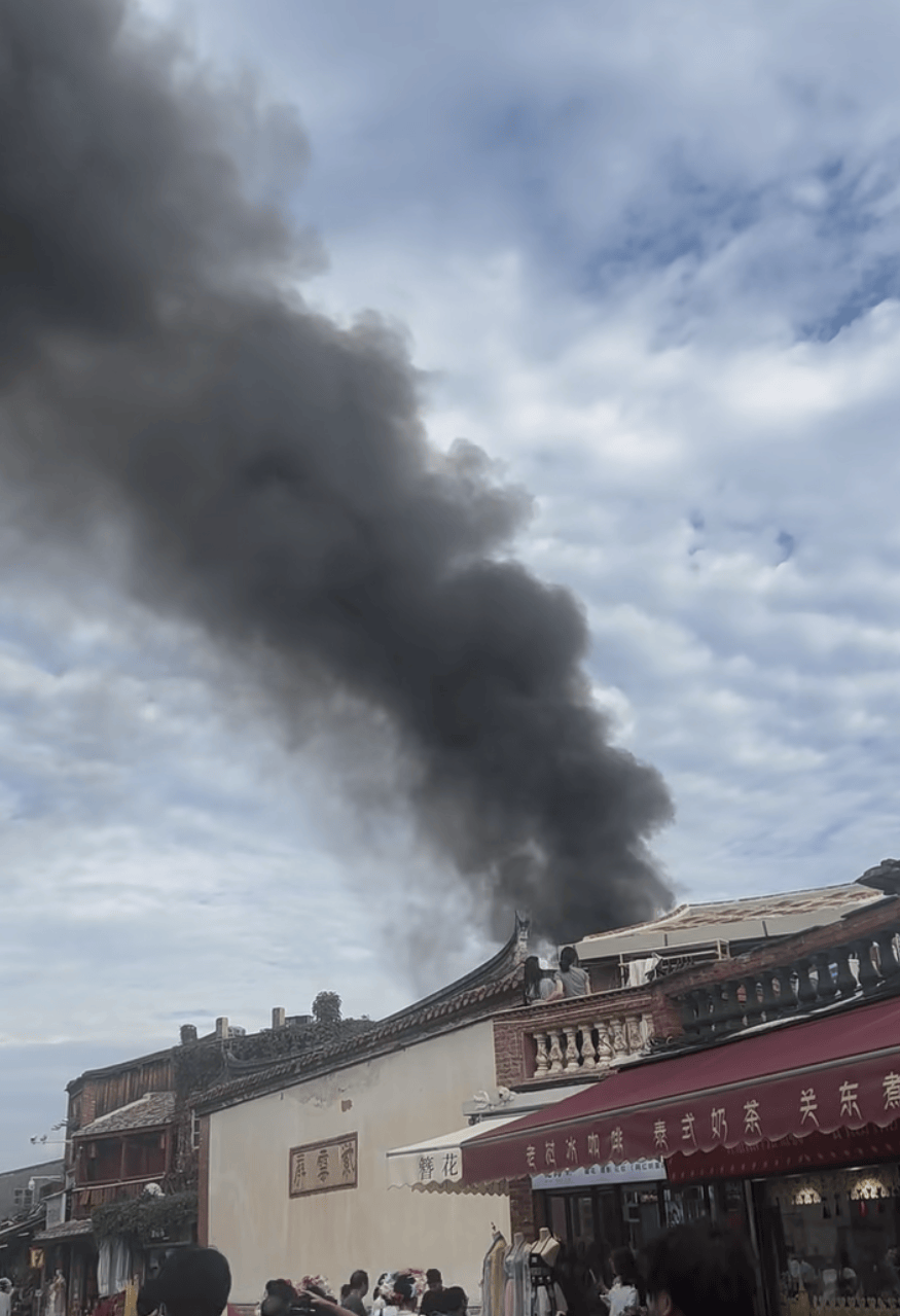 皇冠信用网_福建泉州西街突发火灾皇冠信用网，现场黑烟滚滚！当地消防回应：火已扑灭，无人员伤亡