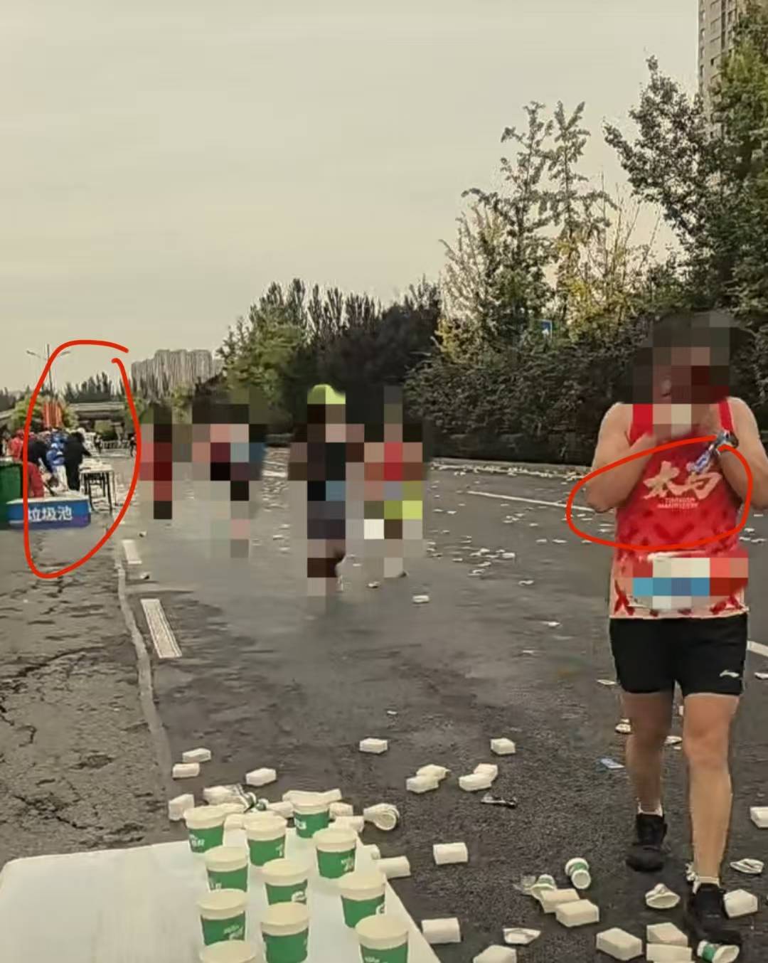 如何加大我的单场单注？_山西太原马拉松部分路段遍地垃圾如何加大我的单场单注？，回应：4万多人参加现场有收集点，比赛完将马上清理