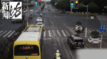 皇冠信用网会员_事发上海晚高峰！汹涌车流中皇冠信用网会员，一男子绝望跳车，直奔民警而去……