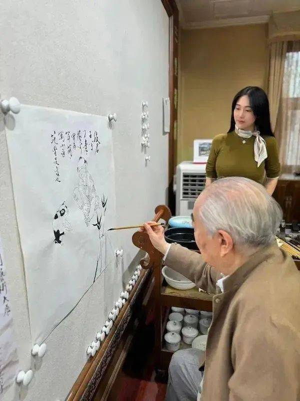 正版皇冠信用网出租_“失联风波”过后正版皇冠信用网出租,87岁画家范曾首次公开露面,发文称喜获独子、迁入新居,与女儿继子断绝关系