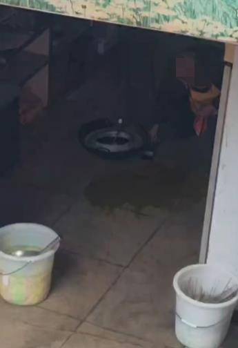 如何注册皇冠足球代理
_小吃店老人将地面油污收回锅内如何注册皇冠足球代理
,老板道歉“做得太错了”,市监局责令停业整顿