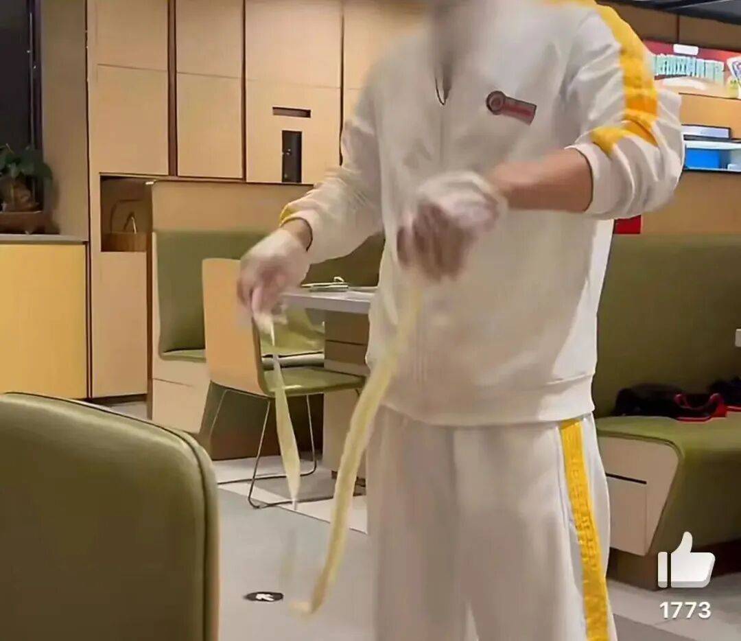 皇冠信用网哪里申请_昆明一男子曝光海底捞甩面时面条多次着地皇冠信用网哪里申请，被门店区别对待