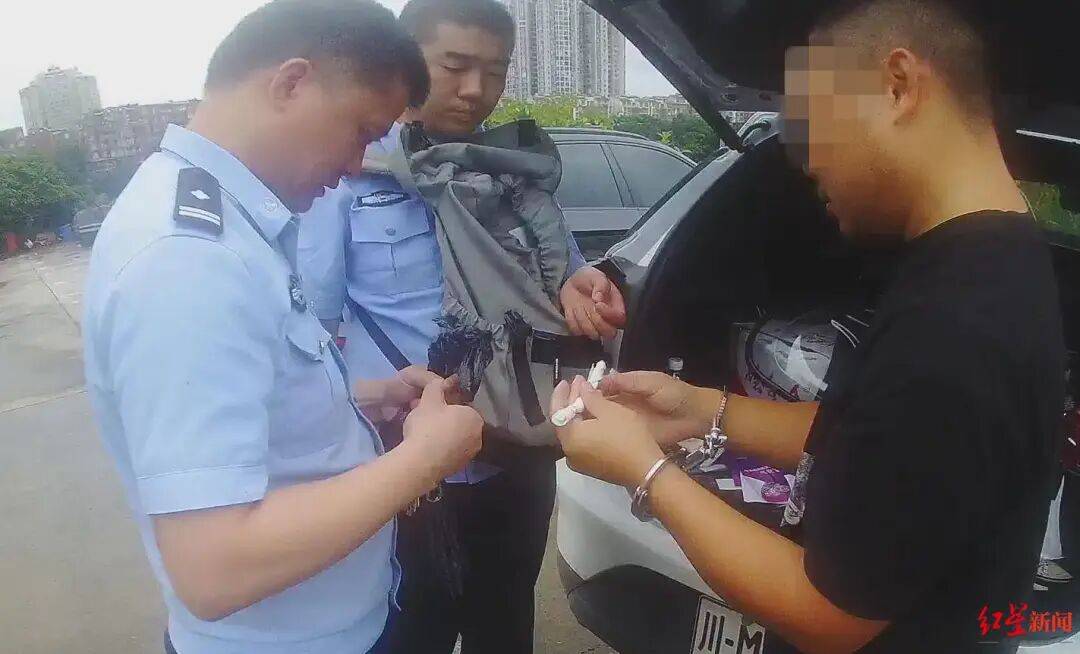 皇冠退水_四川一纯电SUV高速上“自燃”皇冠退水，车内检出汽油，警方披露：情侣点燃卫生纸柱引火骗保，想法来自儿时给父亲卷烟