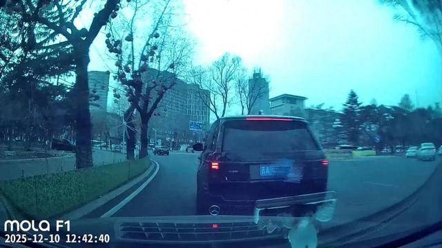 皇冠信用网怎么开户_路虎1分钟8次别停奔驰引发事故皇冠信用网怎么开户,警方认定却多次反转,奔驰维修加折旧损失近16万,无法走保险流程维权陷困