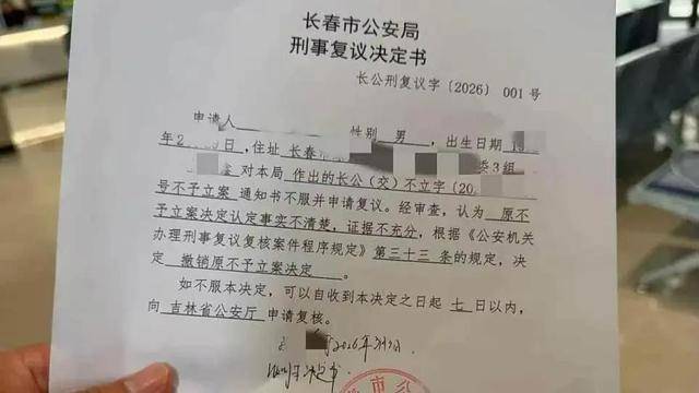 皇冠信用网怎么开户_路虎1分钟8次别停奔驰引发事故皇冠信用网怎么开户,警方认定却多次反转,奔驰维修加折旧损失近16万,无法走保险流程维权陷困